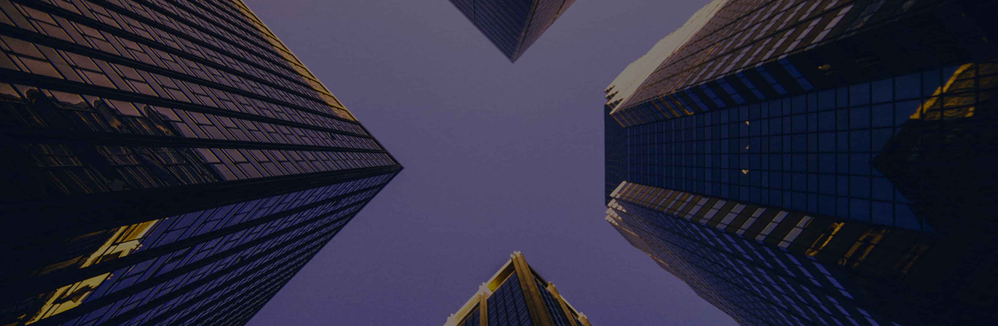 Hero Doble Grado en Analítica de Negocios - Bachelor in Business Analytics y Administración y Dirección de Empresas Vista de edifiicios de oficinas desde abajo