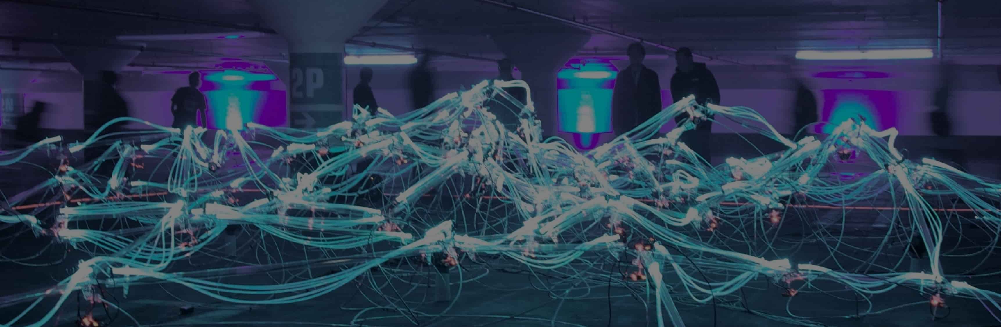 Hero Grado en Business Analytics - Analítica de Negocio Escultura de luz en un espacio expositivo