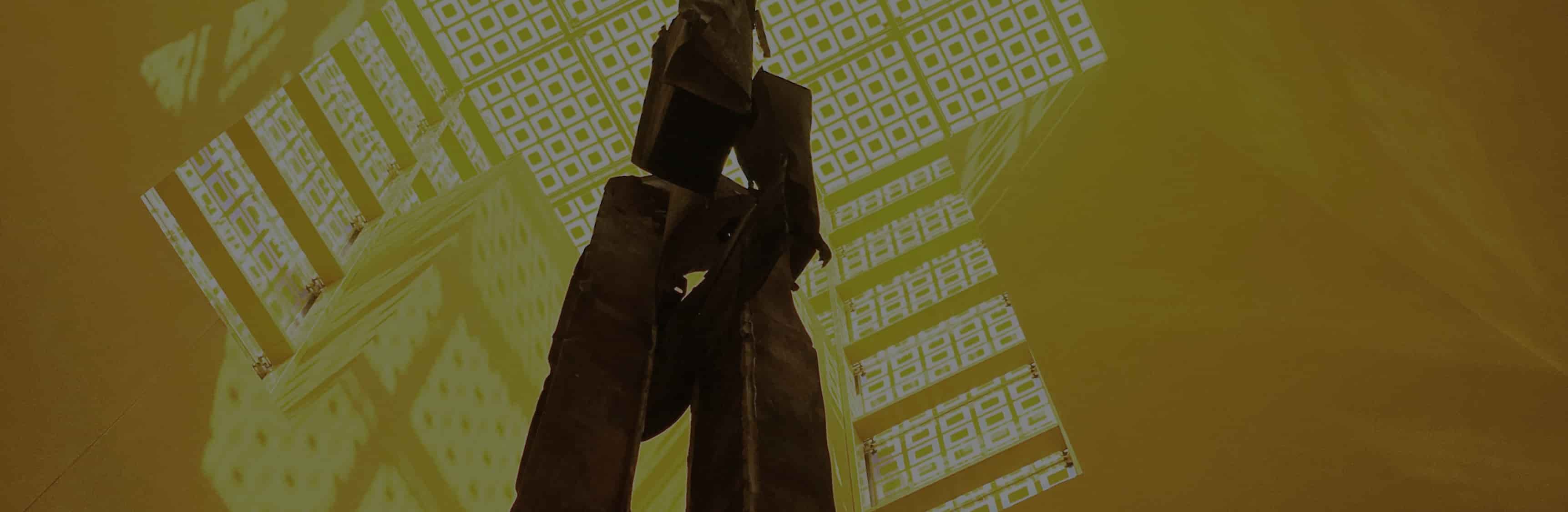 Plano picado de una escultura geométrica