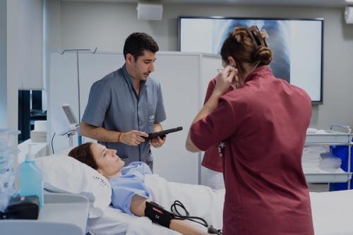 Grado en Farmacia Un estduiante del área de salud realiza sus prácticas con una paciente de la mano de su profesora en el centro de Simulación de UNIE, que es un entorno seguro y realista para trabajar en casos clínicos, practicar las habilidades.