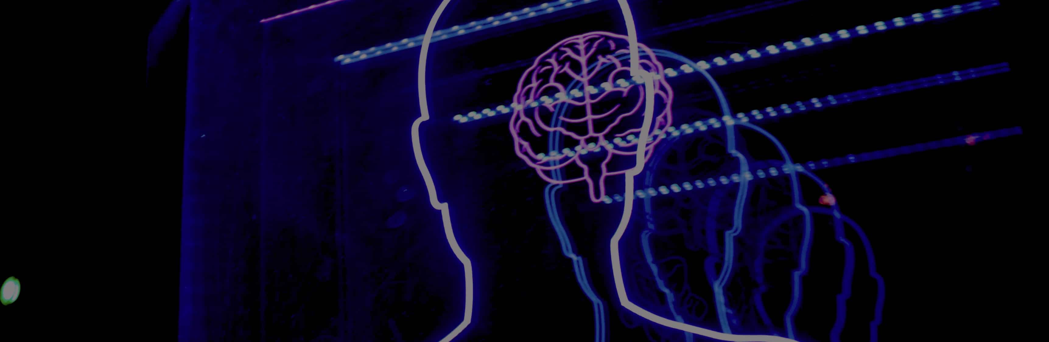 Hero Máster Universitario en Psicología General Sanitaria Neones formando la silueta de una cabeza y el cerebro
