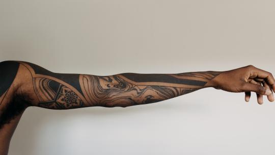 Brazo tatuado.