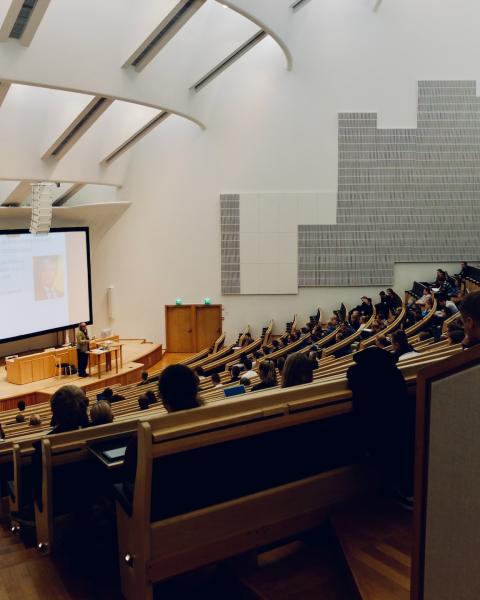 Aula magna repleta de alumnos.