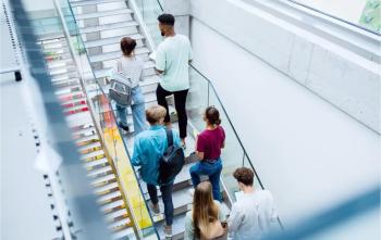 Varios estudiantes subiendo las escaleras