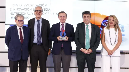 El rector de UNIE entrega el premio Investigación e Innovación Entrega de premios A tu Salud